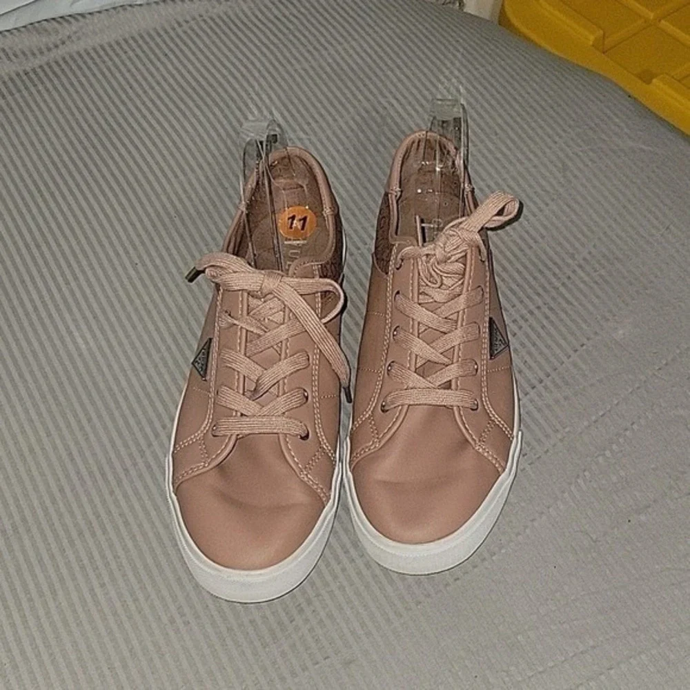 Guess low top